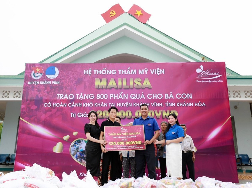 Đại diện thẩm mỹ viện Mailisa  trao tặng quà đến với người dân địa phương.