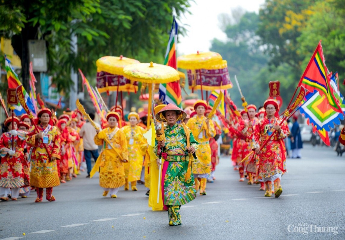 Thừa Thiên Huế: Hàng ngàn người rước Thánh mẫu tại lễ hội Điện Huệ Nam