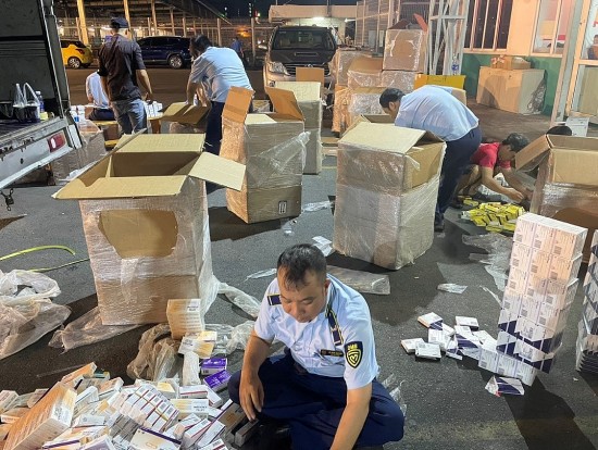 tp ho chi minh tam giu hon 18000 hop thuoc tan duoc vi pham