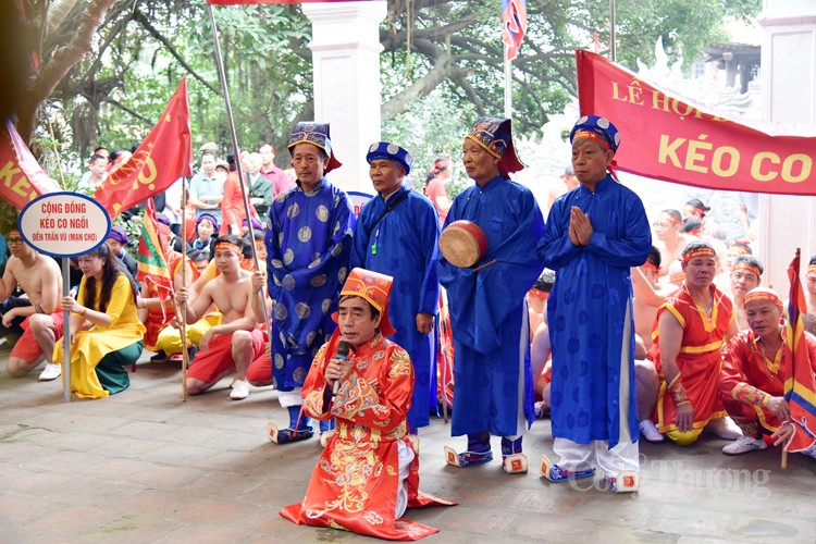 Độc, lạ thi kéo co trong tư thế ngồi và nằm tại đền Trấn Vũ