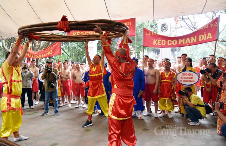 Độc, lạ thi kéo co trong tư thế ngồi và nằm tại đền Trấn Vũ Độc, lạ thi kéo co trong tư thế ngồi và nằm tại đền Trấn Vũ