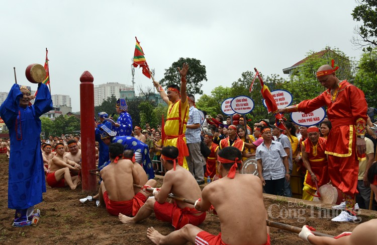 Độc, lạ thi kéo co trong tư thế ngồi và nằm tại đền Trấn Vũ Độc, lạ thi kéo co trong tư thế ngồi và nằm tại đền Trấn Vũ