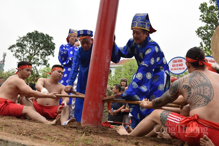 Độc, lạ thi kéo co trong tư thế ngồi và nằm tại đền Trấn Vũ