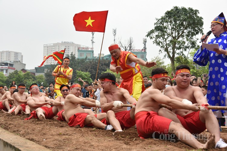 Độc, lạ thi kéo co trong tư thế ngồi và nằm tại đền Trấn Vũ