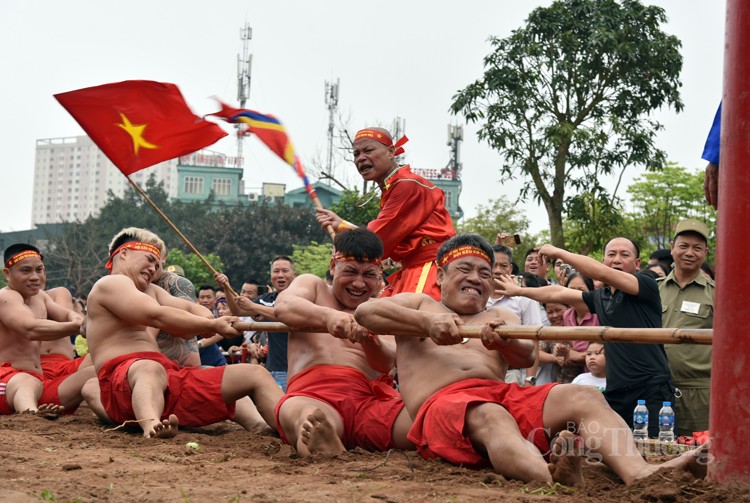 Độc, lạ thi kéo co trong tư thế ngồi và nằm tại đền Trấn Vũ