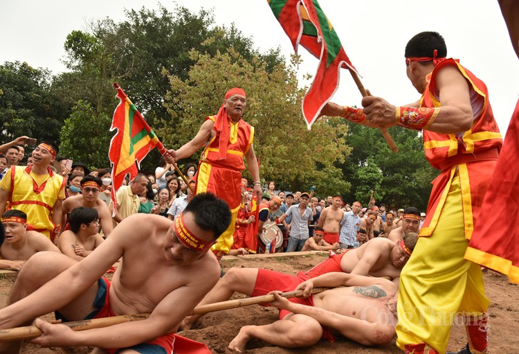 Độc, lạ thi kéo co trong tư thế ngồi và nằm tại đền Trấn Vũ Độc, lạ thi kéo co trong tư thế ngồi và nằm tại đền Trấn Vũ