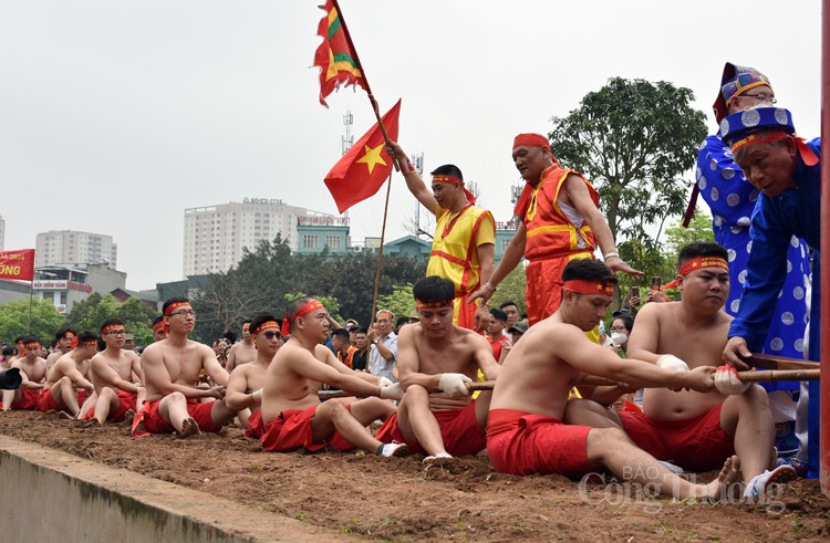 Độc, lạ thi kéo co trong tư thế ngồi và nằm tại đền Trấn Vũ