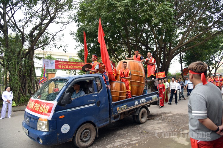 Độc, lạ thi kéo co trong tư thế ngồi và nằm tại đền Trấn Vũ