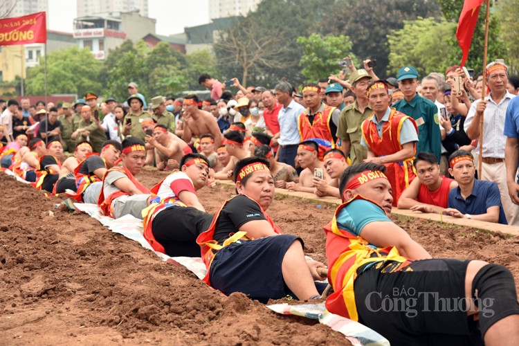 Độc, lạ thi kéo co trong tư thế ngồi và nằm tại đền Trấn Vũ