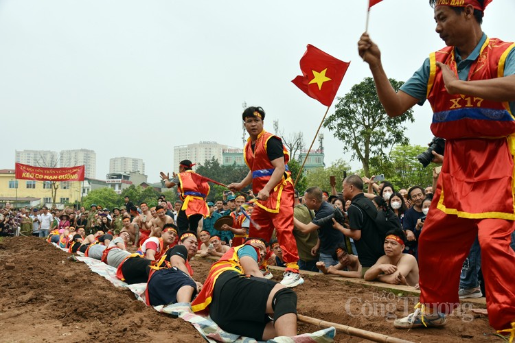 Độc, lạ thi kéo co trong tư thế ngồi và nằm tại đền Trấn Vũ