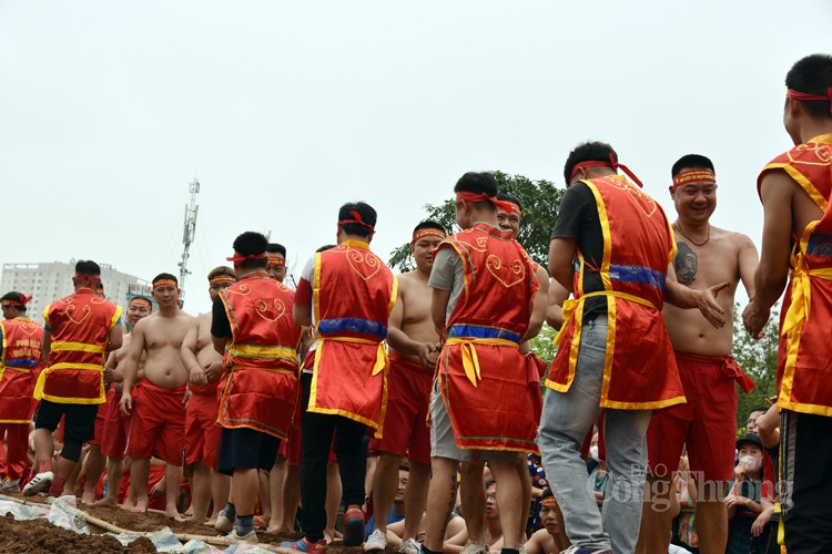 Độc, lạ thi kéo co trong tư thế ngồi và nằm tại đền Trấn Vũ Độc, lạ thi kéo co trong tư thế ngồi và nằm tại đền Trấn Vũ