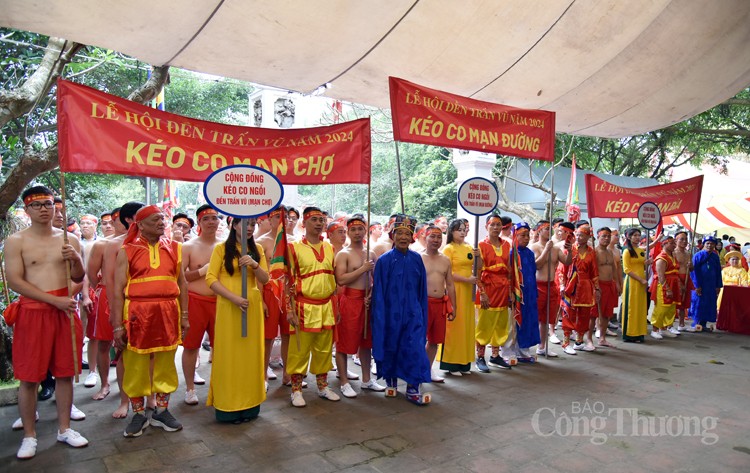 Độc, lạ thi kéo co trong tư thế ngồi và nằm tại đền Trấn Vũ Độc, lạ thi kéo co trong tư thế ngồi và nằm tại đền Trấn Vũ