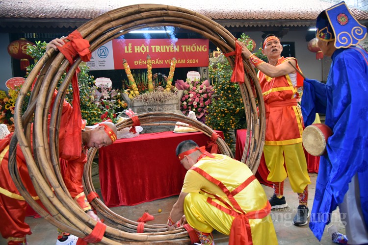 Độc, lạ thi kéo co trong tư thế ngồi và nằm tại đền Trấn Vũ Độc, lạ thi kéo co trong tư thế ngồi và nằm tại đền Trấn Vũ