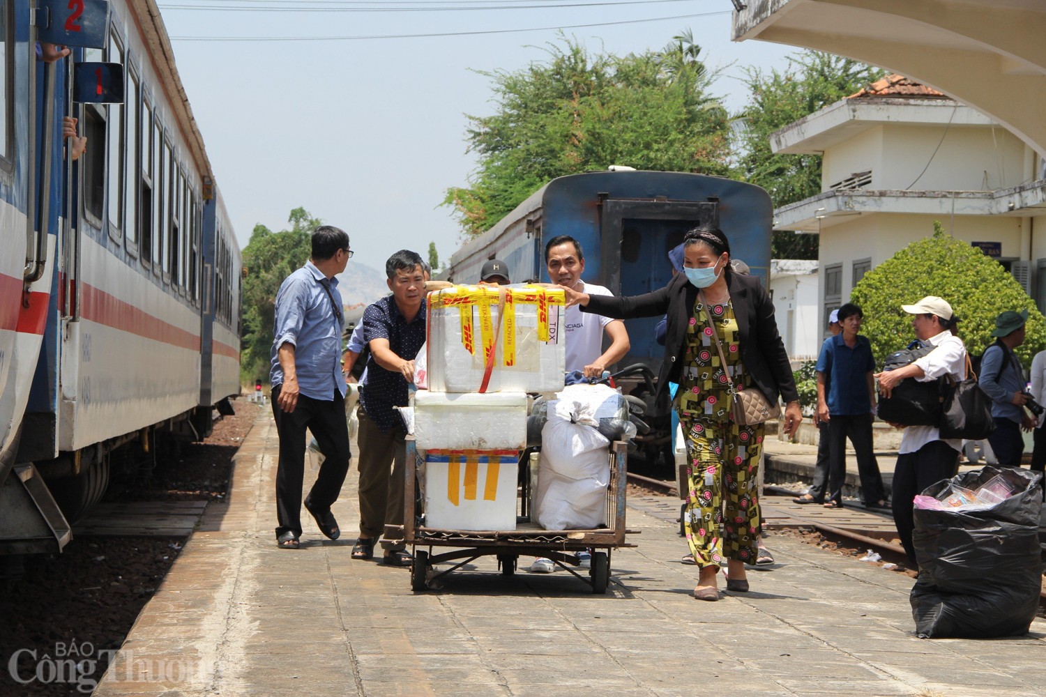 Bên trong hầm Bãi Gió bị sạt lở khiến đường sắt Bắc - Nam gián đoạn