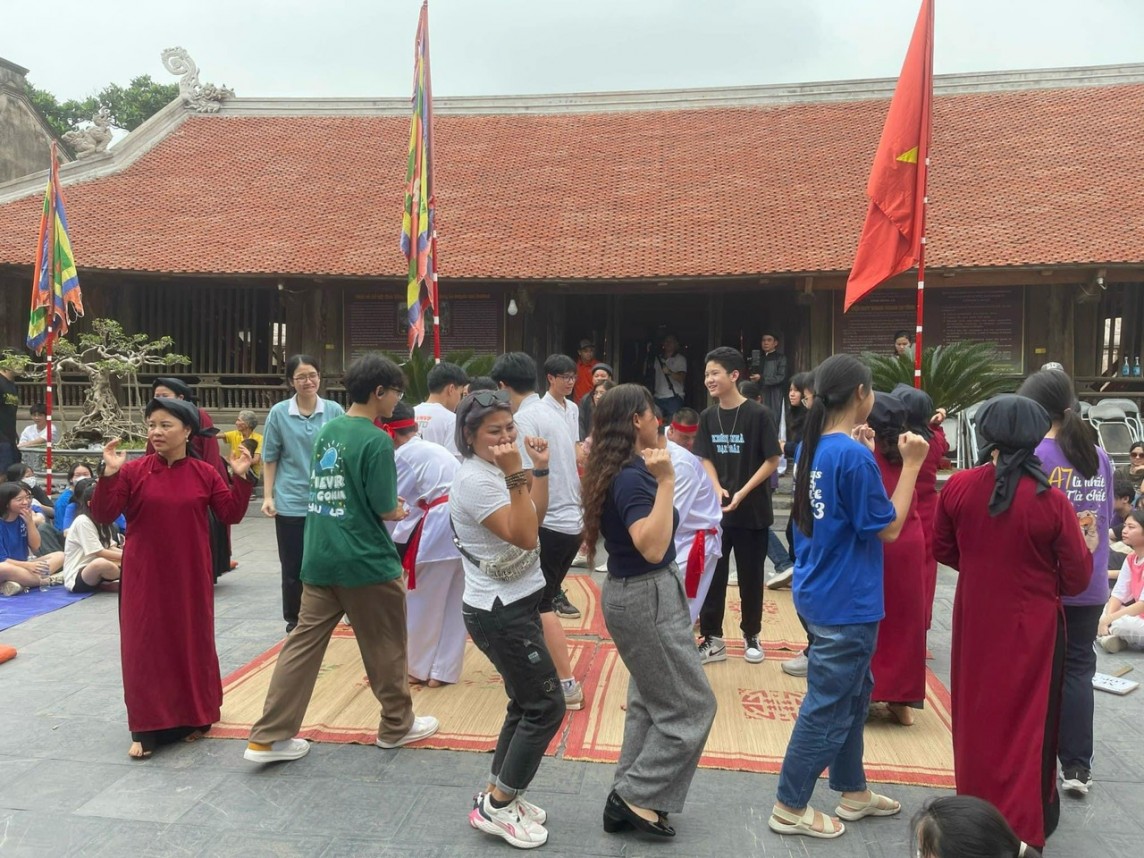 Lễ hội Đền Hùng 2024: Du khách nước ngoài hòa mình vào làn điệu Hát Xoan làng cổ Lễ hội Đền Hùng 2024: Du khách nước ngoài hòa mình vào làn điệu Hát Xoan làng cổ