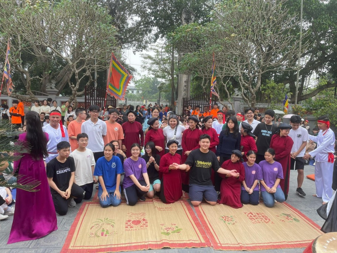 Lễ hội Đền Hùng 2024: Du khách nước ngoài hòa mình vào làn điệu Hát Xoan làng cổ Lễ hội Đền Hùng 2024: Du khách nước ngoài hòa mình vào làn điệu Hát Xoan làng cổ