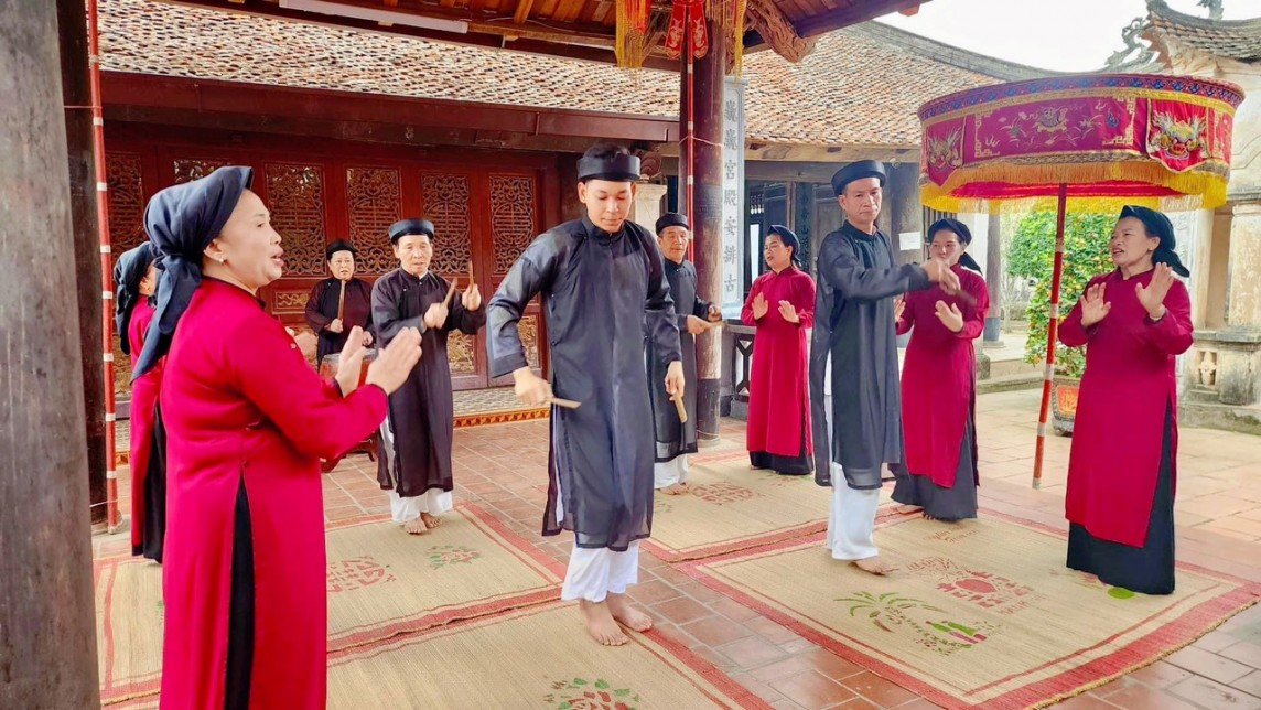 Lễ hội Đền Hùng 2024: Du khách nước ngoài hòa mình vào làn điệu Hát Xoan làng cổ Lễ hội Đền Hùng 2024: Du khách nước ngoài hòa mình vào làn điệu Hát Xoan làng cổ