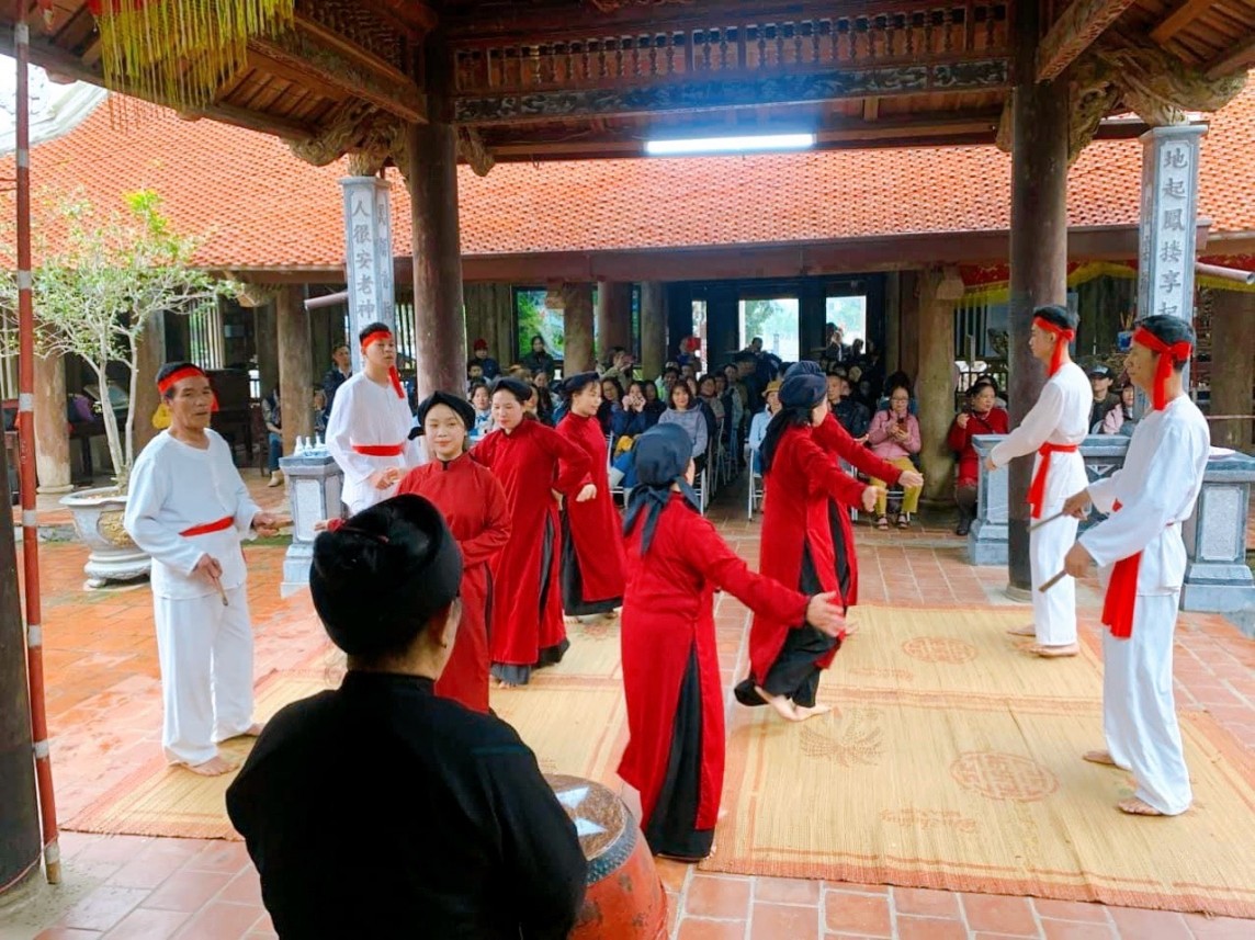 Lễ hội Đền Hùng 2024: Du khách nước ngoài hòa mình vào làn điệu Hát Xoan làng cổ Lễ hội Đền Hùng 2024: Du khách nước ngoài hòa mình vào làn điệu Hát Xoan làng cổ