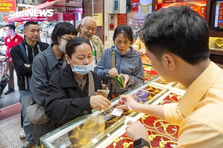 Giá vàng biến động mạnh, nhà đầu tư mua vàng cần làm gì thời điểm này?