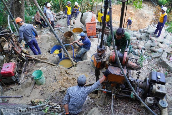 Hiện trường nơi các lực lượng đang chạy đua thời gian khoan núi vá hầm Bãi Gió bị sạt lở