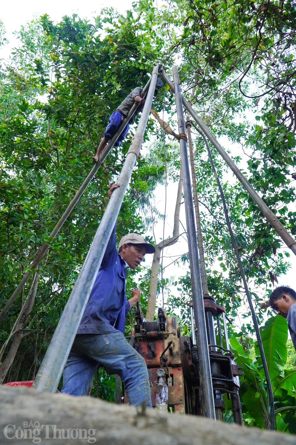 Hiện trường nơi các lực lượng đang chạy đua thời gian khoan núi vá hầm Bãi Gió bị sạt lở