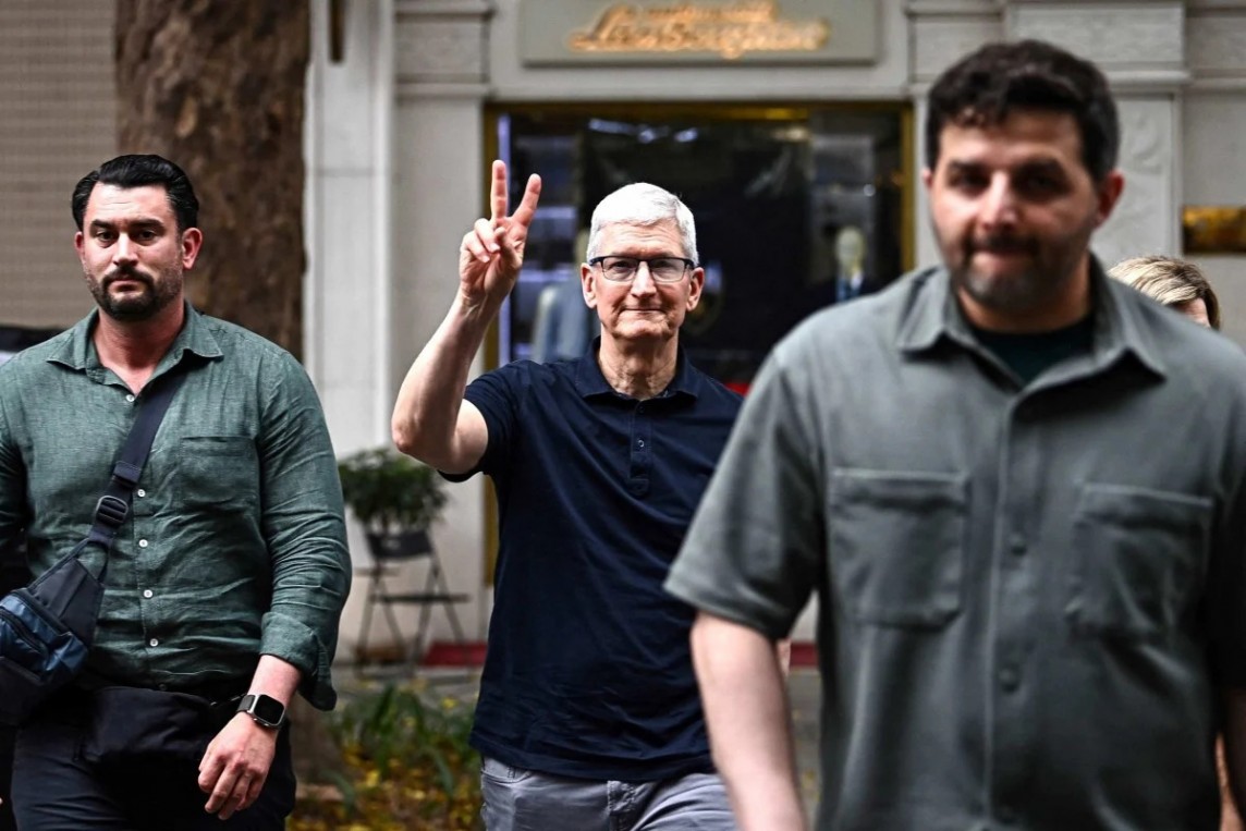 Giám đốc diều hành Tim Cook trong chuyến thăm tại Hà Nội vào ngày 15/4. Nguồn ảnh: AFP