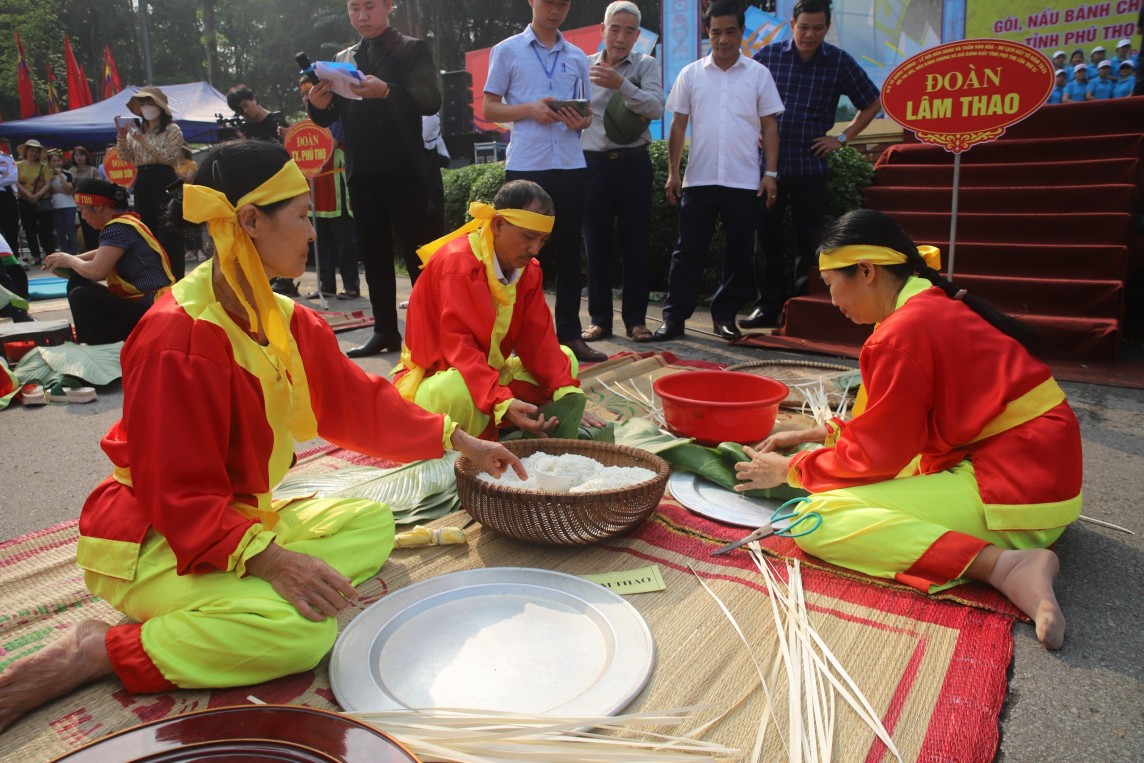 Cận cảnh màn so tài gói, nấu bánh chưng, giã bánh giầy tại Lễ hội Đền Hùng 2024