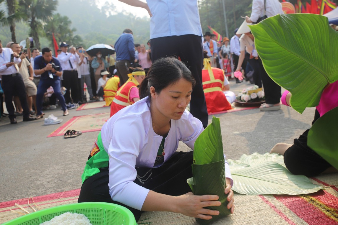 Sôi nổi Hội thi gói, nấu bánh chưng, giã bánh giầy dịp Lễ hội Đền Hùng 2024