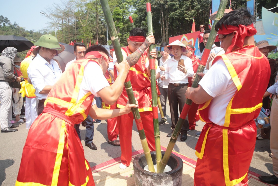 Sôi nổi Hội thi gói, nấu bánh chưng, giã bánh giầy dịp Lễ hội Đền Hùng 2024