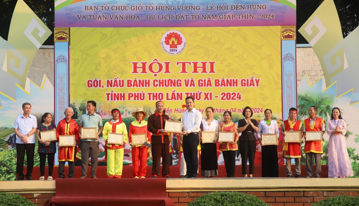 Sôi nổi Hội thi gói, nấu bánh chưng, giã bánh giầy dịp Lễ hội Đền Hùng 2024