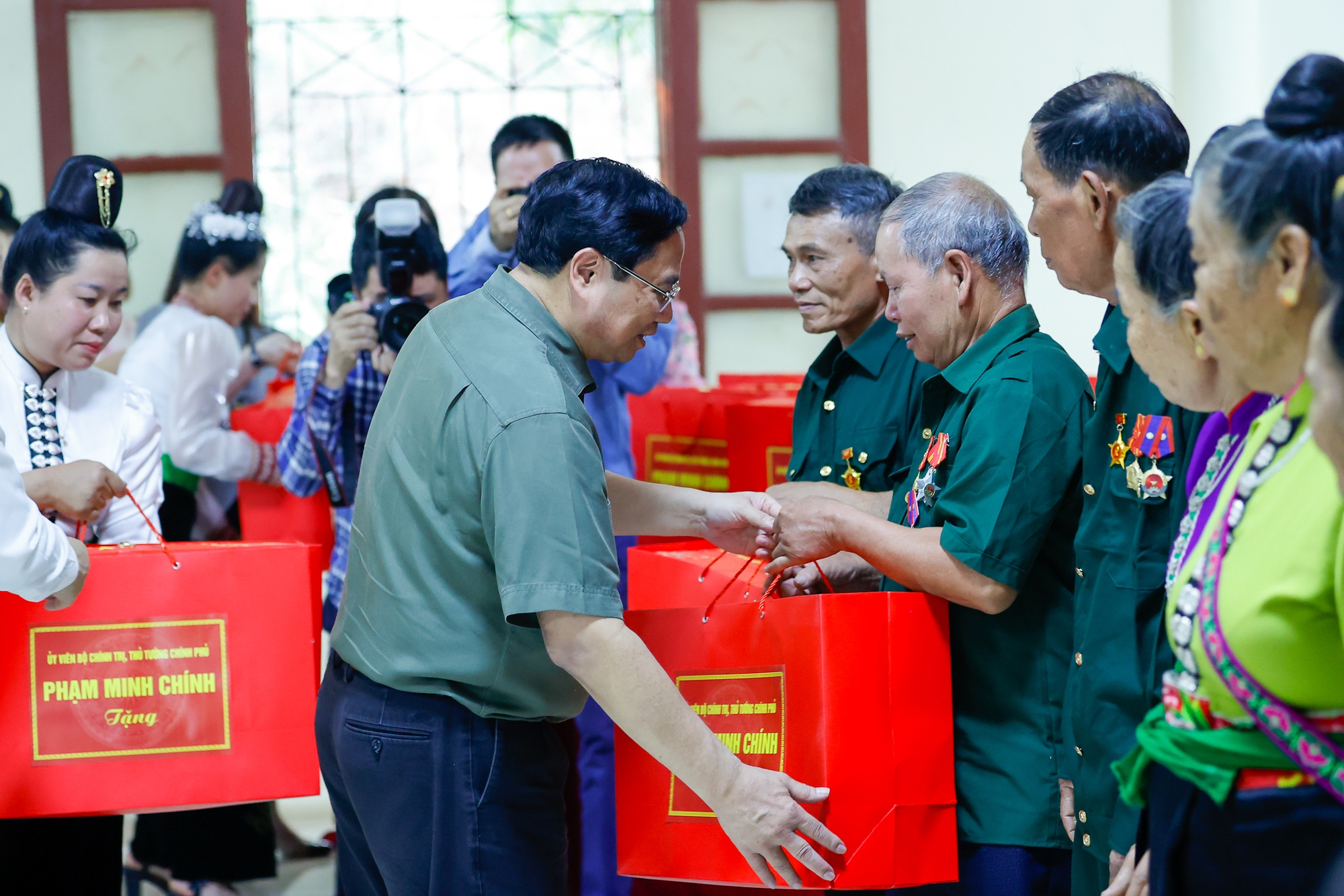 Thủ tướng Chính phủ Phạm Minh Chính dâng hương Đại tướng Võ Nguyên Giáp