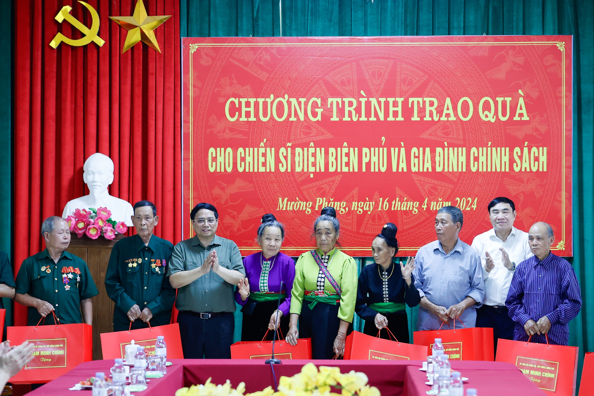 Thủ tướng Chính phủ Phạm Minh Chính dâng hương Đại tướng Võ Nguyên Giáp