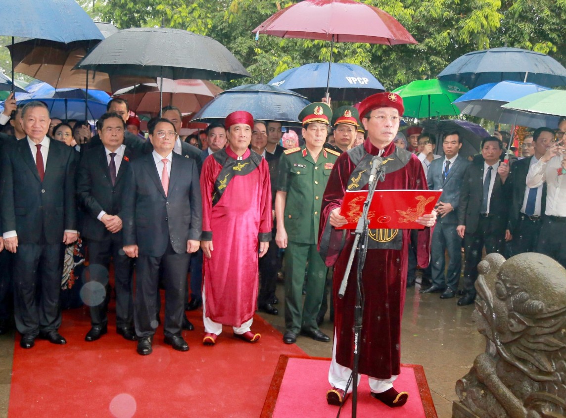 Thủ tướng Chính phủ Phạm Minh Chính dâng hương tưởng niệm các Vua Hùng