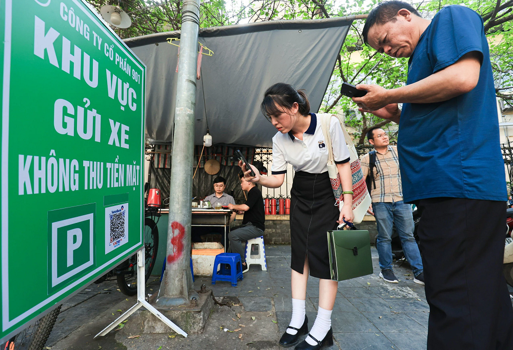 Hà Nội: Quét mã trả phí gửi xe, không lo bị “chặt chém”