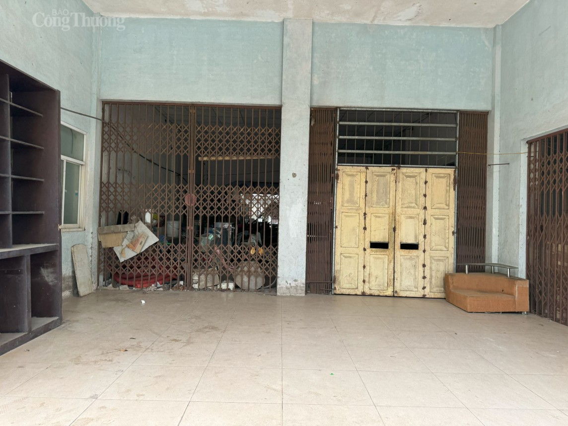 sảnh chính các tầng 1 thành nơi chứa kho hàng, phế thải sảnh chính các tầng 1 thành nơi chứa kho hàng, phế thải