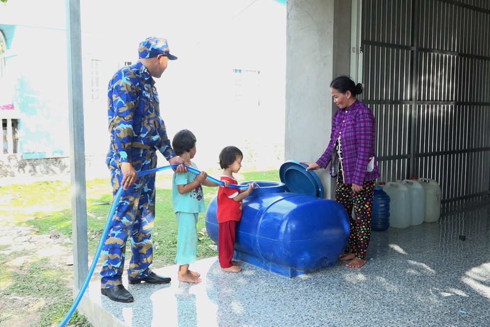 Vùng 5 Hải quân điều tàu cấp nước ngọt cho người dân tỉnh Cà Mau