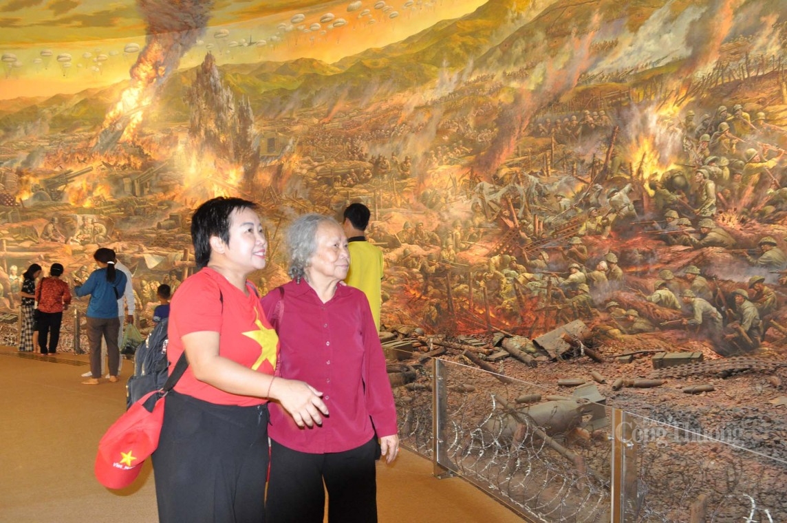 Hàng nghìn du khách ngỡ ngàng trước sự hoành tráng của bức tranh panorama về Chiến dịch Điện Biên Phủ Hàng nghìn du khách ngỡ ngàng trước sự hoành tráng của bức tranh panorama về Chiến dịch Điện Biên Phủ