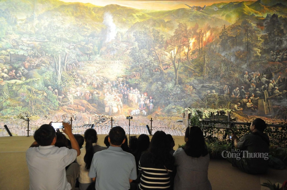 Hàng nghìn du khách ngỡ ngàng trước sự hoành tráng của bức tranh panorama về Chiến dịch Điện Biên Phủ Hàng nghìn du khách ngỡ ngàng trước sự hoành tráng của bức tranh panorama về Chiến dịch Điện Biên Phủ