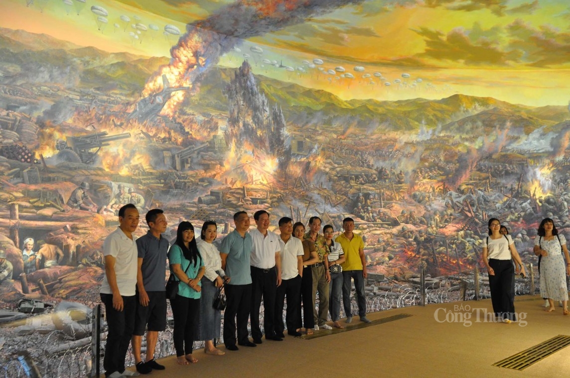 Hàng nghìn du khách ngỡ ngàng trước sự hoành tráng của bức tranh panorama về Chiến dịch Điện Biên Phủ Hàng nghìn du khách ngỡ ngàng trước sự hoành tráng của bức tranh panorama về Chiến dịch Điện Biên Phủ