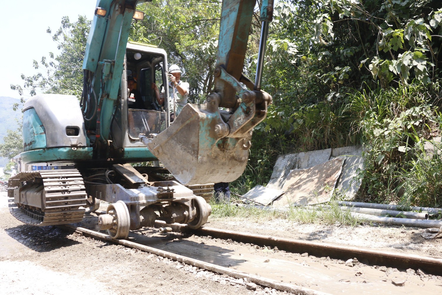 Gần 40 mũi khoan xuyên núi để gia cố hầm đường sắt Bãi Gió