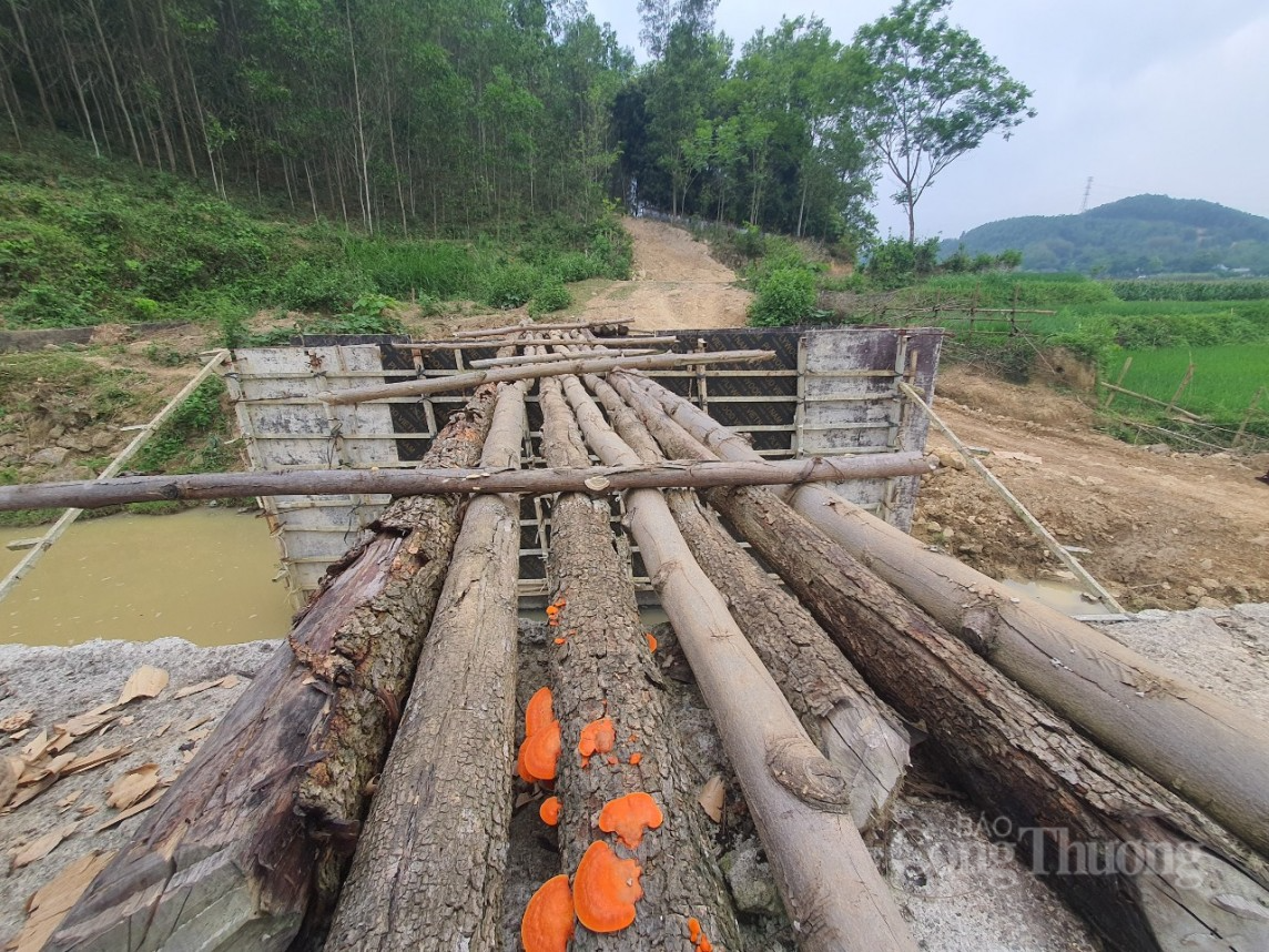 Hoà Bình: Dân bất an trước mùa mưa bão vì cầu thi công dang dở mãi không xong