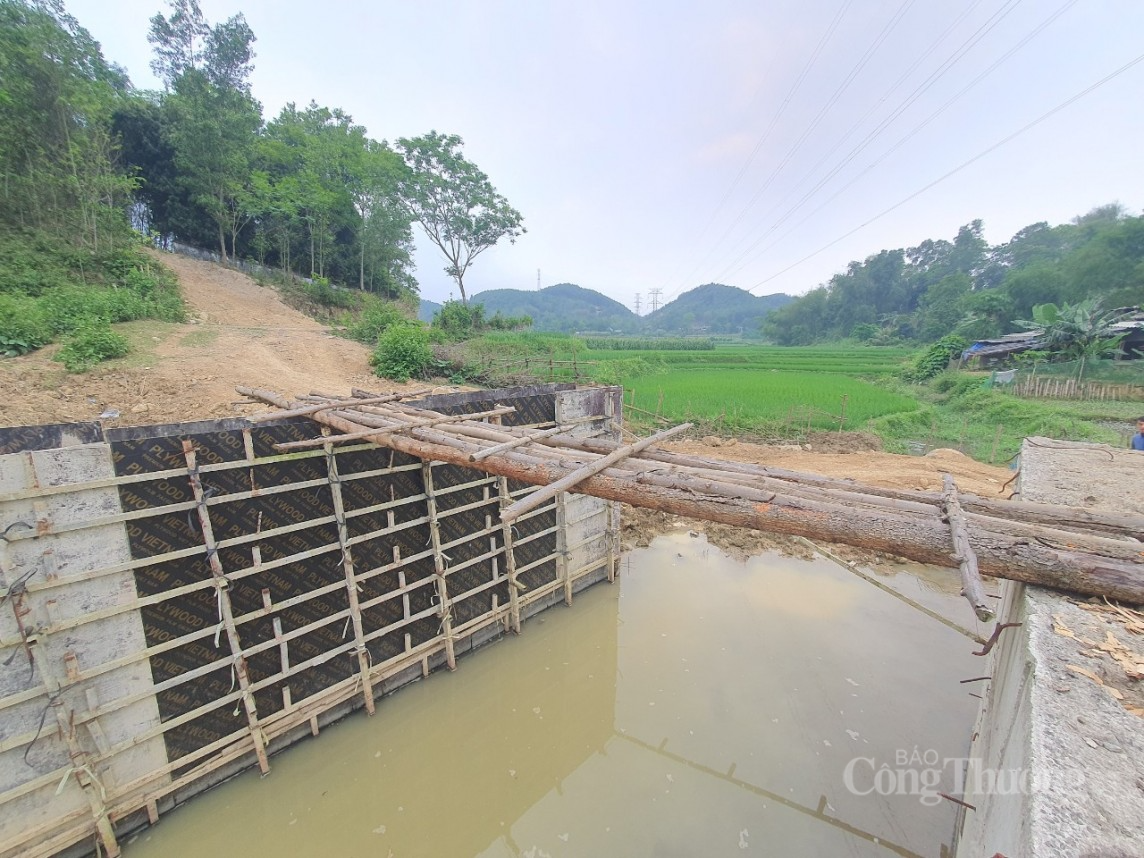 Hoà Bình: Dân bất an trước mùa mưa bão vì cầu thi công dang dở mãi không xong Hoà Bình: Dân bất an trước mùa mưa bão vì cầu thi công dang dở mãi không xong