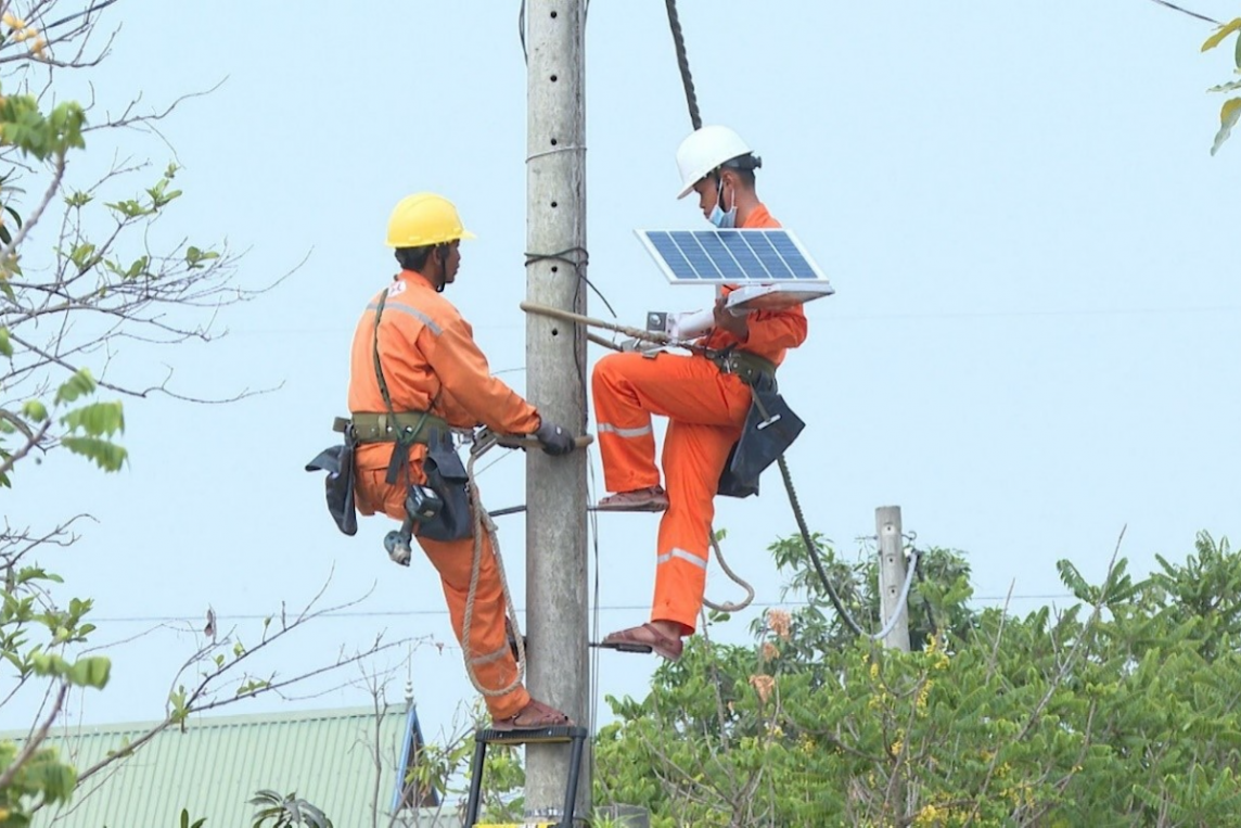 Đoàn cơ sở PC Gia Lai chung tay thắp sáng đường quê