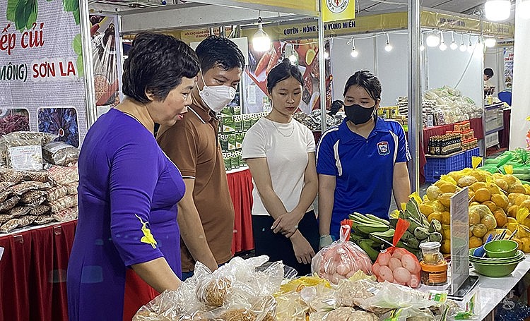 Người tiêu dùng tham quan gian hàng tại Hội chợ