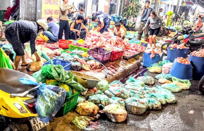 Thực phẩm bày bán như thế này có đảm bảo an toàn