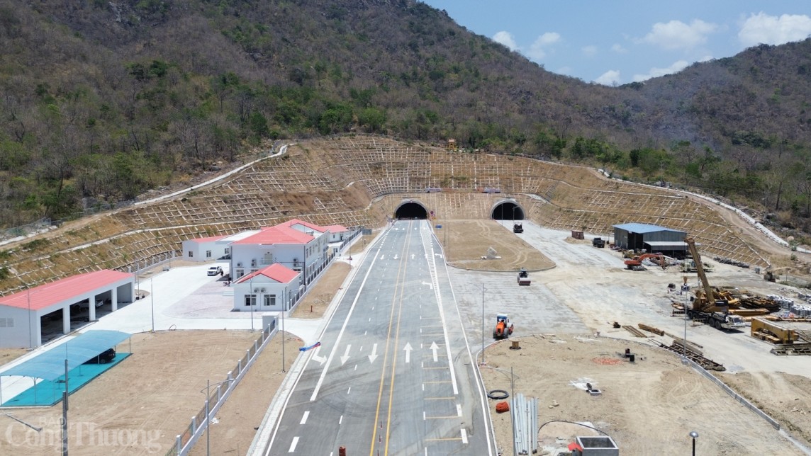 Cao tốc Cam Lâm - Vĩnh Hảo trước ngày thông xe