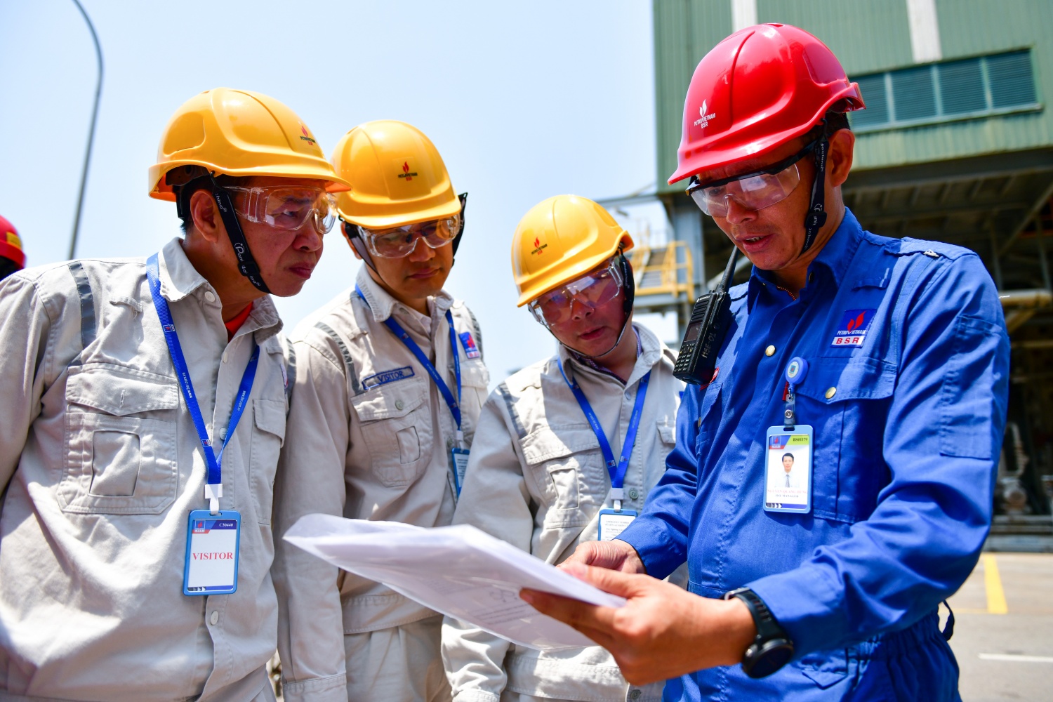 Đoàn kiểm tra an toàn sức khỏe môi trường của Petrovietnam làm việc tại BSR