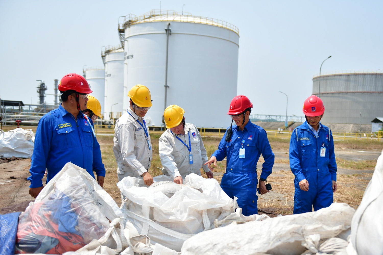 Đoàn kiểm tra an toàn sức khỏe môi trường của Petrovietnam làm việc tại BSR