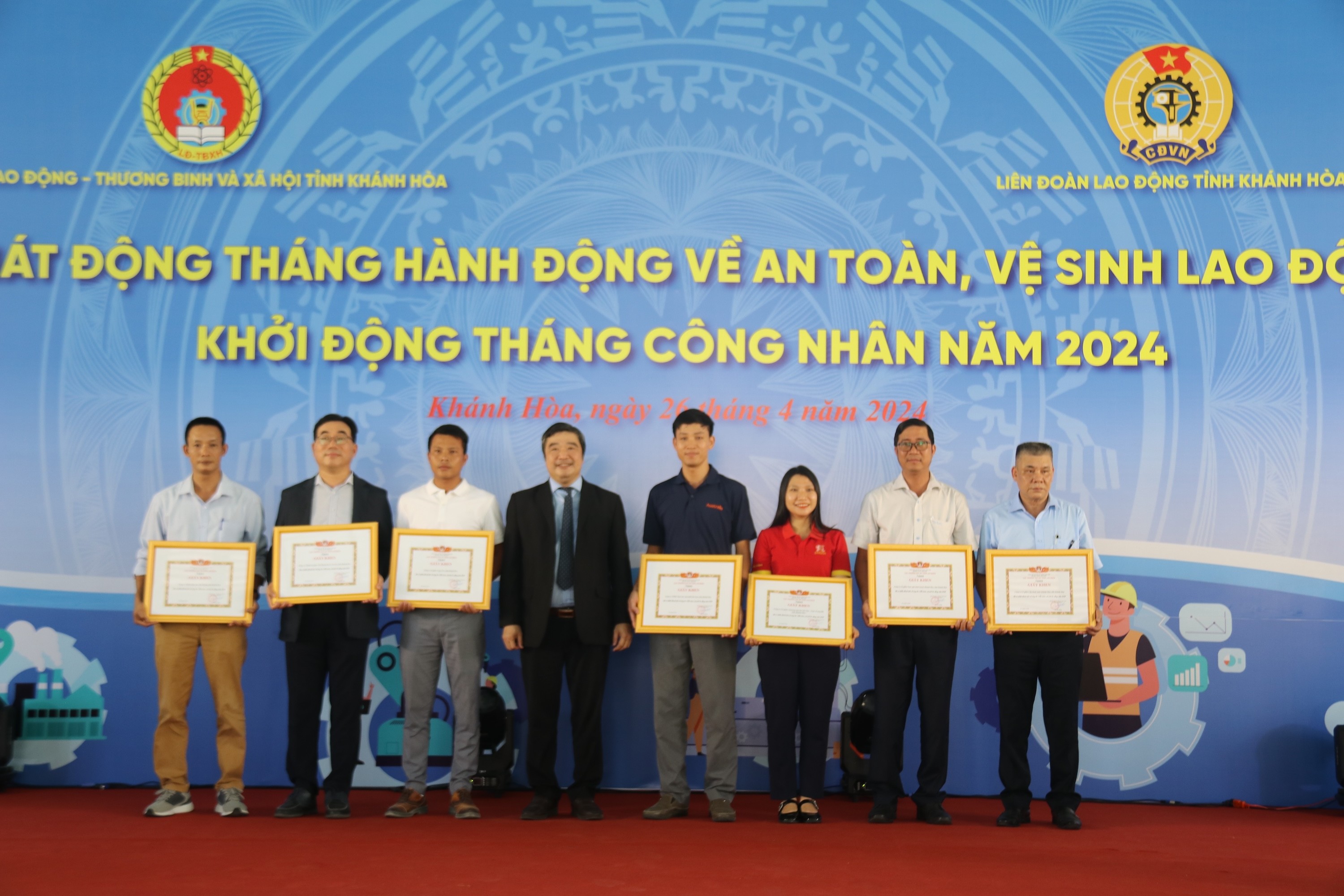 Ông Tạ Hồng Quang, Giám đốc Sở Lao động, Thương binh và Xã hội tỉnh Khánh Hoà, trao giấy khen cho các đơn vị. Ảnh: Văn Linh