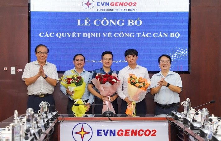 Ông Trần Văn Dư trao các Quyết định điều động và bổ nhiệm cán bộ. Ảnh: EVNGENCO2